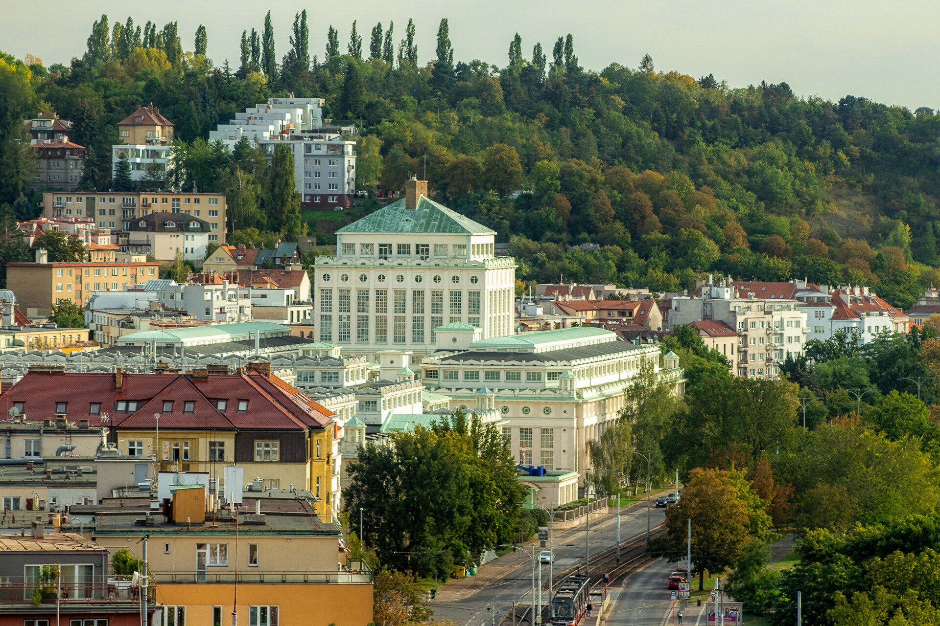 Podolská vodárna a Kavčí hory od řeky — Praha 4, Podolí